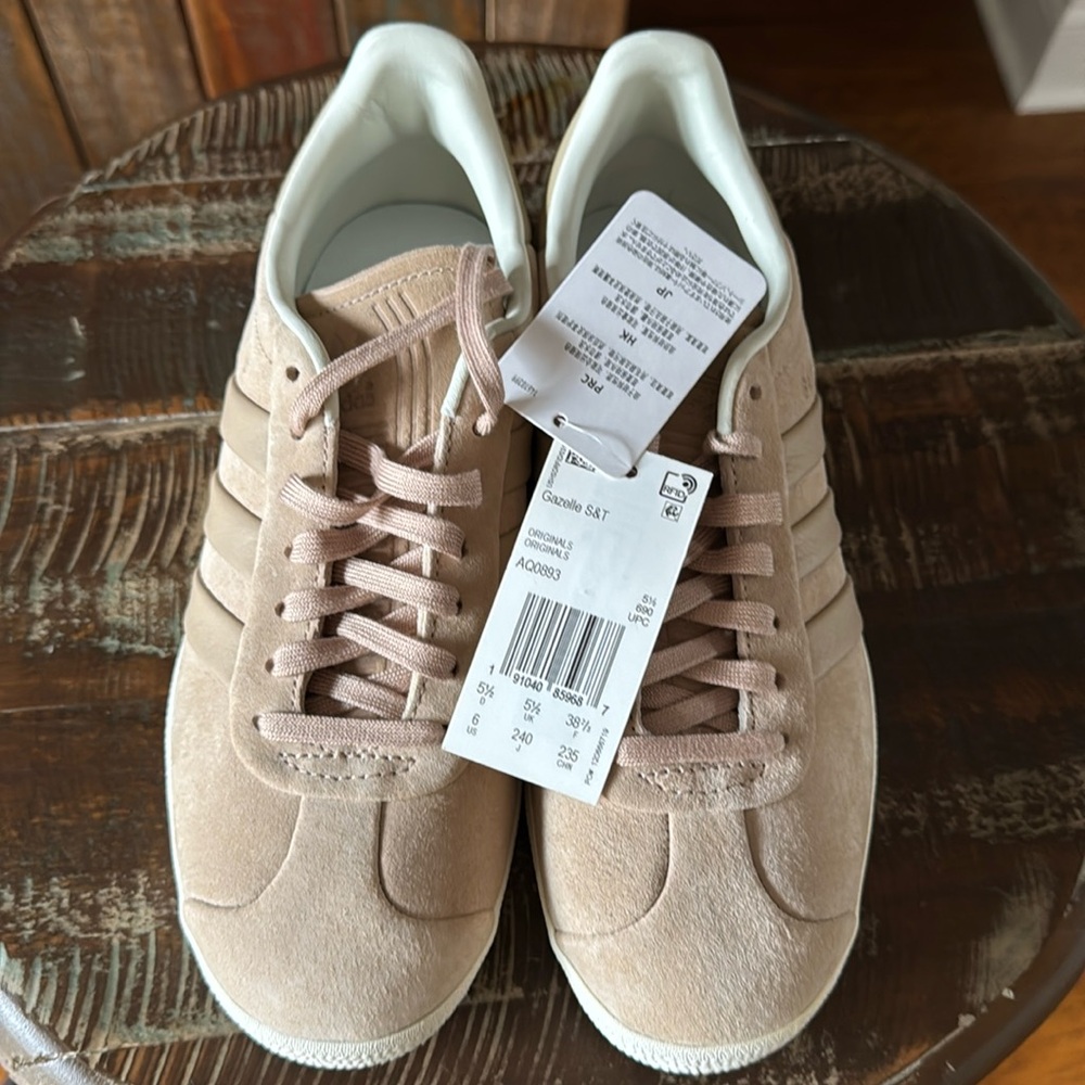 ADIDAS Gazelle Original - Unisex 38.5 - Light Tan, New without box.